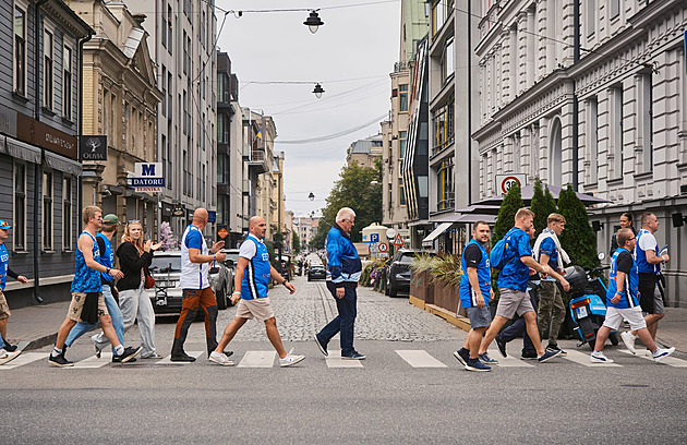Riga zmodrala, halou duní ohlušující: Eesti! Tisíce Estonců si dělají doma u sousedů
