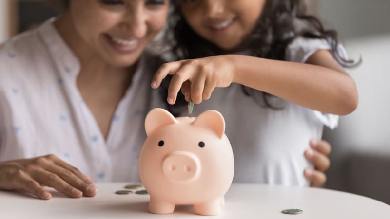 Kapesné v Česku: Děti dostávají stokoruny měsíčně, odhalil průzkum. Přibývá převodů na účet