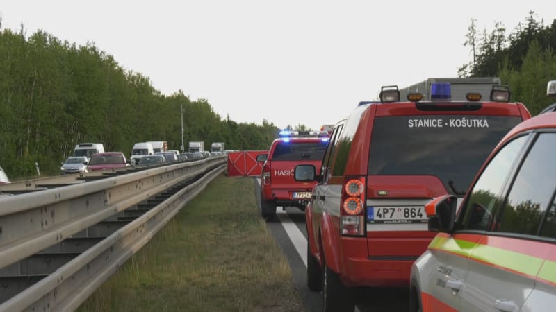Požár na D5: Plameny zachvátily na Tachovsku nákladní automobil, dálnice už hodiny stojí