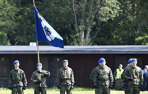 Finské letectvo maže svastiku z vlajek. Některé spojence znepokojovala