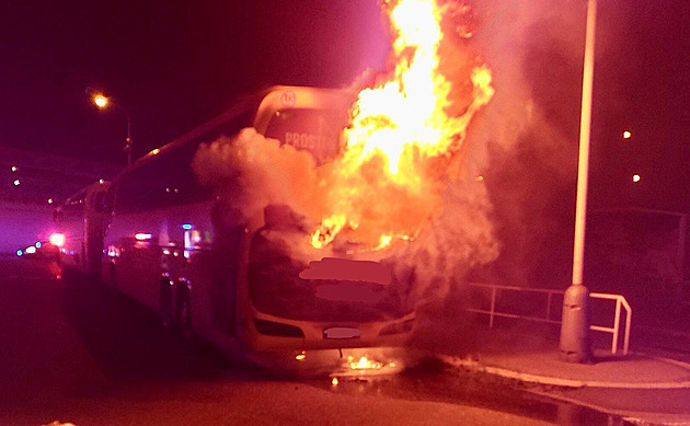 Autobus v Holešovicích pohltily plameny, hasiči povolali i protichemickou jednotku