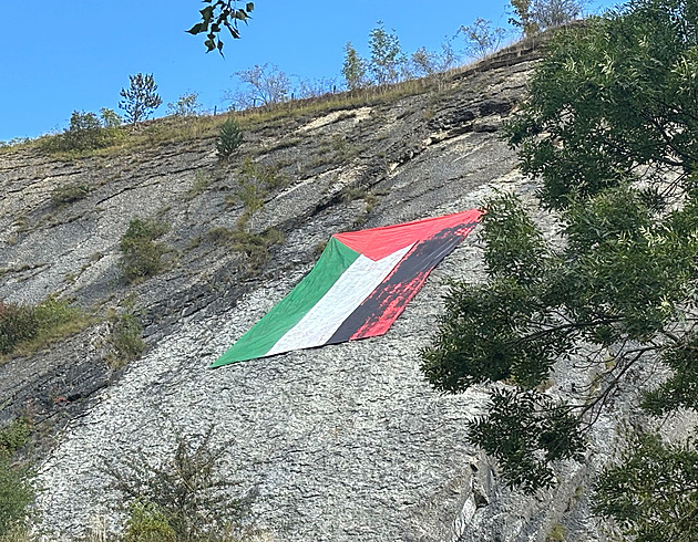 Na chráněných Branických skálách visela palestinská vlajka