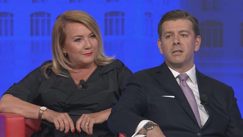 Chováte se jak hulvát, nařkla Schillerová Skopečka. Ten ji kritizoval za zaklekávání firem