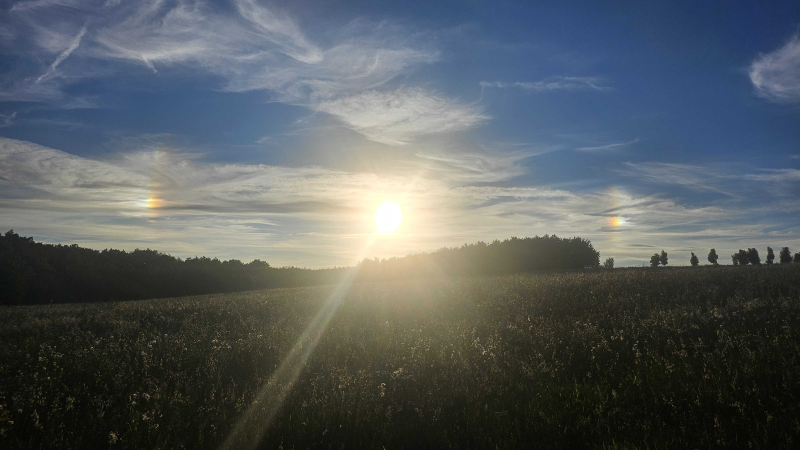 Nad Prahou zářila „tři slunce“. Parhelia se barví do duhy, za jev můžou zvláštní krystalky