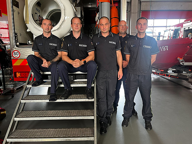 V kalných vodách „vidí“ hlavně rukama. Potápěči hasičů mají na záchranu hodinu