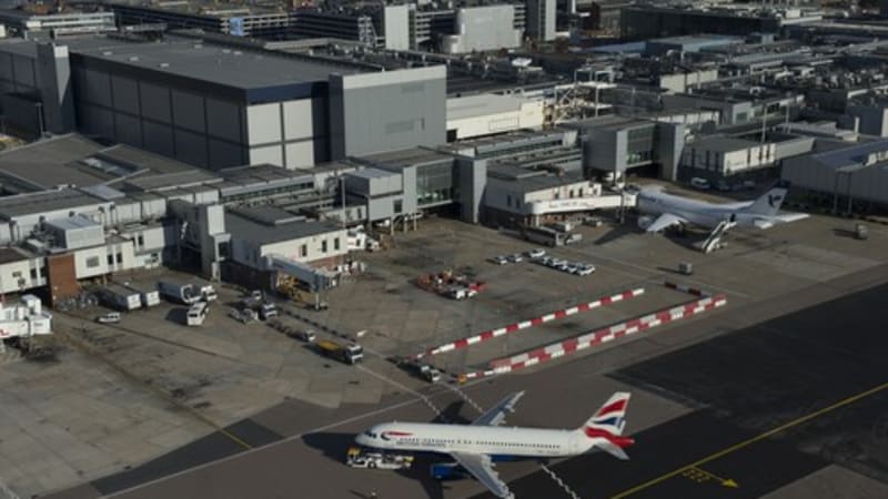Evakuace na londýnském letišti Heathrow. Podezření na výskyt nebezpečné látky