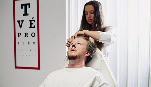 RECENZE: Kozubova parta zoufalců potká fantasmagorii Srnky. Veselo zrovna není