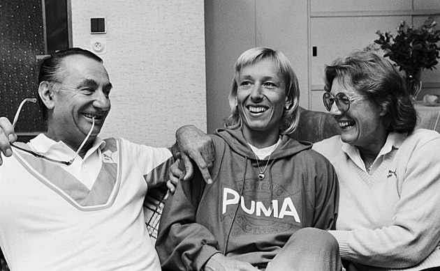 Zrádkyně vlasti a msta páprdů: Konec šéfa svazu, táta do fabriky, zákaz pro sestru