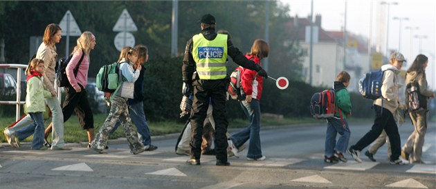 Věznice chtěla poslat odsouzené hlídat děti na přechodech, narazila u veřejnosti