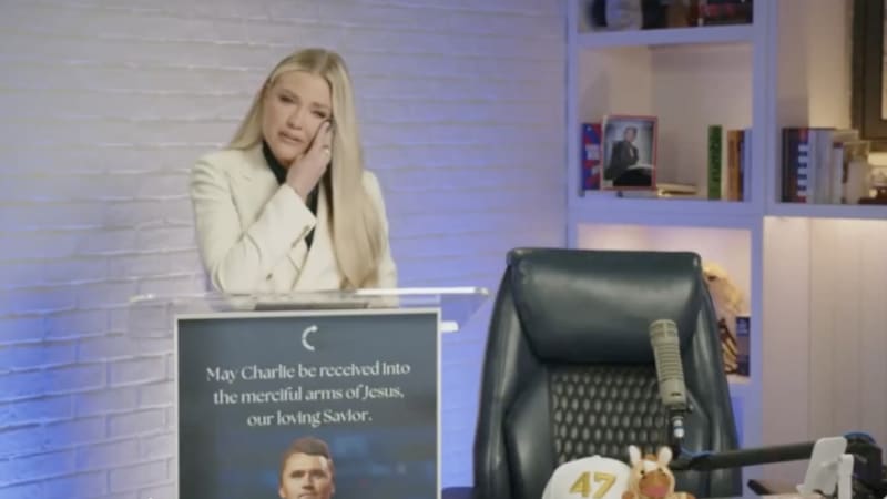 Nevíte, co jste rozpoutali, prohlásila vdova po Kirkovi. S manželem se emotivně loučila u rakve