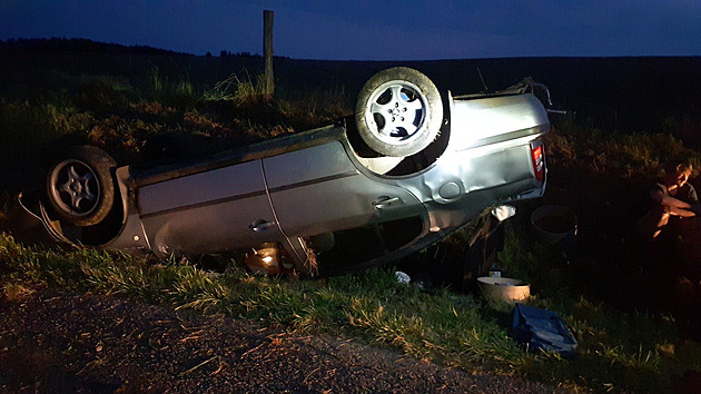 Patnáctiletý chlapec otočil na Chebsku auto na střechu. Roli sehrál i alkohol