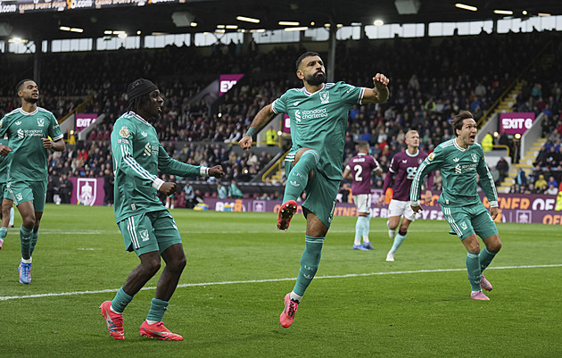 ONLINE: Liverpool vysvobodila penalta Salaha, následuje manchesterské derby