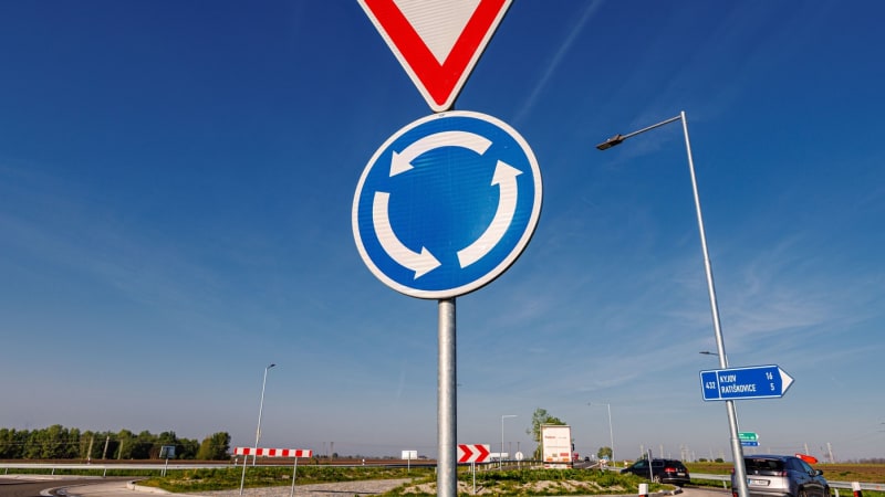 Milimetry od srážky: Po kruhovém objezdu jela v Jablonci v protisměru dvě auta, ukazují záběry