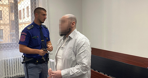 Z rodin se dojily peníze, přiznal mladík souzený za zotročování studentek