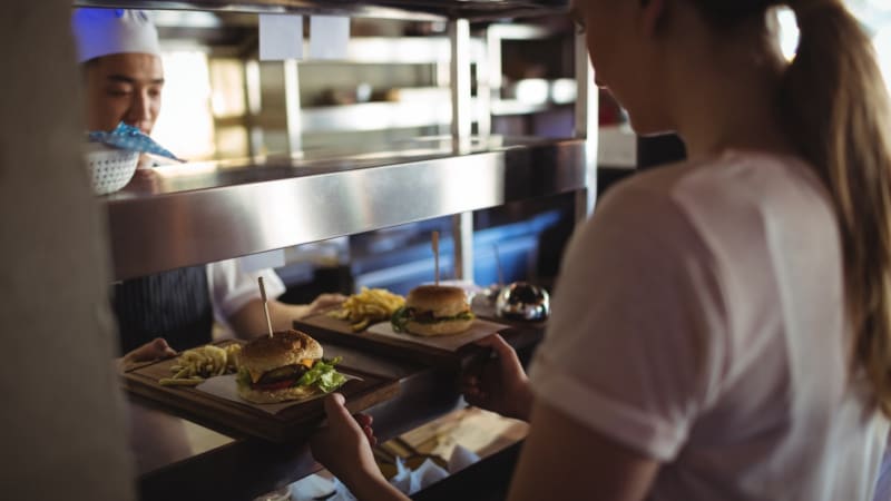 Třetina Čechů si vydělává už od 15 let. Na brigády navíc začínají chodit i dospělí