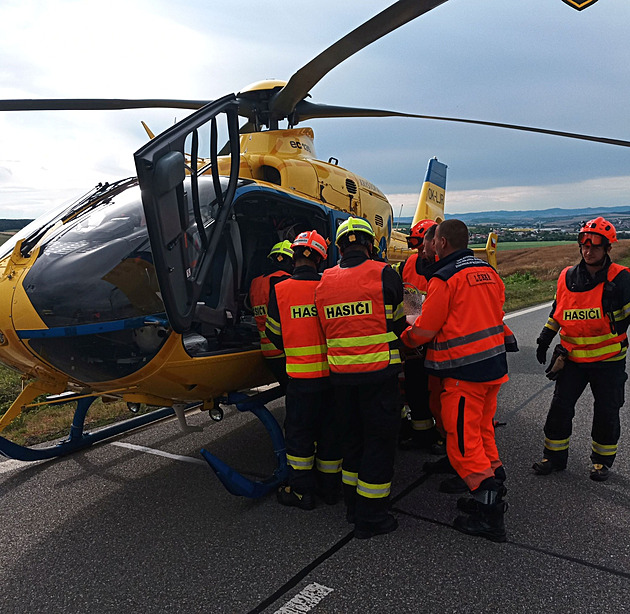Jeden mrtvý po střetu dvou aut s náklaďákem. Hlavní tak na Slovensko stojí