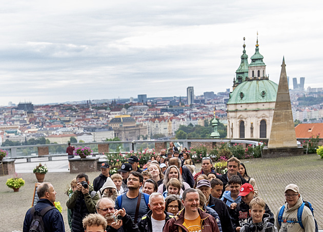 Budík ve čtyři a pak na Hrad. Češi obdivují korunovační klenoty, fronty jsou kratší