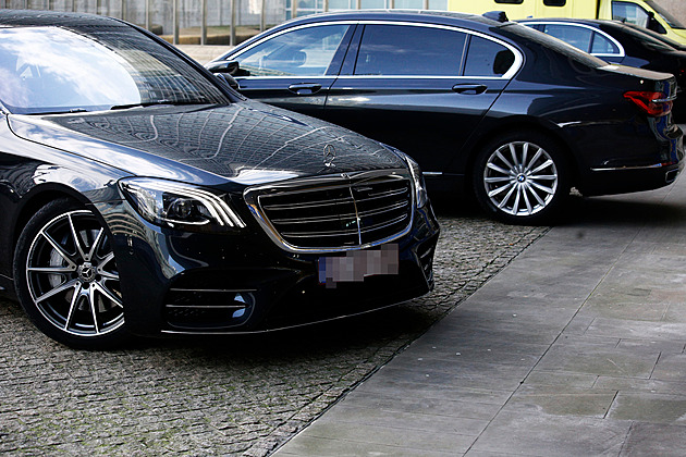 Koupili vůz po diplomatovi a... stojí v garáži. Převod se zasekl na ministerstvu