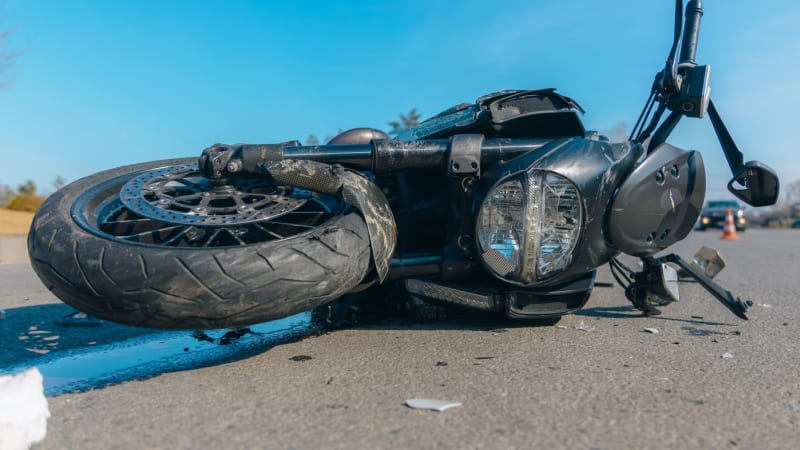 Smrtelná nehoda motorkáře v Kunraticích: Zemřel po srážce s traktorem, policie nařídila pitvu