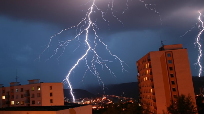 MAPA: Náhlé bouřky udeřily v Česku. Brzy přijdou vydatné lijáky, kde čekat další blesky?