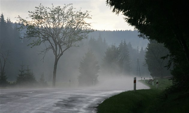 Po prosluněném víkendu nastává vlna ochlazení. Studená fronta přinese déšť