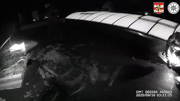 Žádné páčení dveří či oken. Cizinci se snažili probourat do zlatnictví střechou