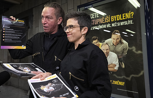 Volby do Poslanecké sněmovny 2025 ONLINE: Piráti navlékli černé overaly