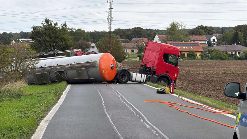 Těžká nehoda na Mělnicku: Převrátila se cisterna plná hořlaviny. Silnice je uzavřena