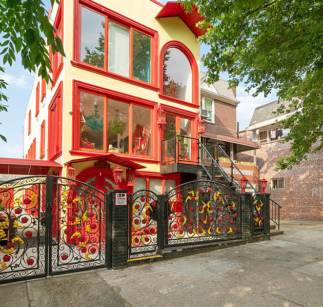 Nejbarevnější dům šokuje zvenčí, ale hlavně uvnitř. To jinde neuvidíte