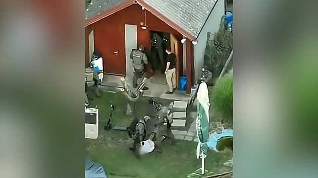 Policie vrazila do varny pervitinu v chatce. Komplic na hlídce nezmohl nic