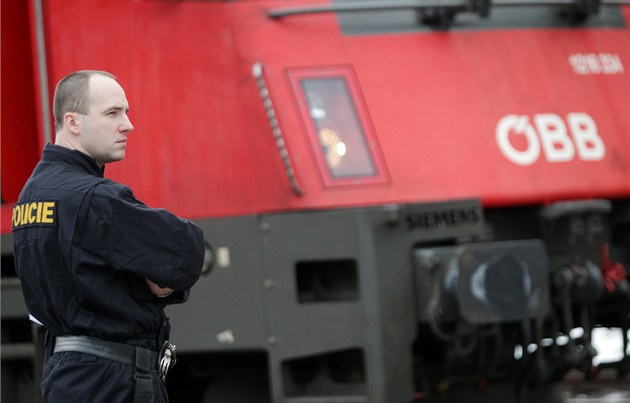 Mezi Napajedly a Otrokovicemi vlak srazil člověka, provoz stál dvě hodiny