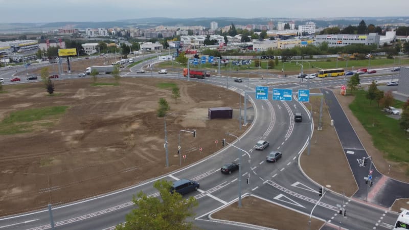 „Ať zavřou ty, co to postavili.“ Nový kruhový objezd v Plzni děsí řidiče a tvoří kolony