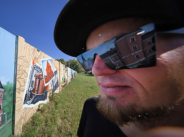 Nevzhlednou zeď mění sprejer už třetím rokem v galerii historie Sokolova