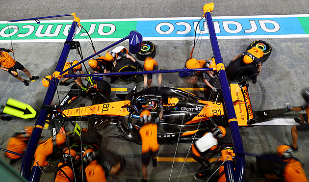 V úvodních trénincích F1 v Singapuru byli nejrychlejší Alonso a Piastri