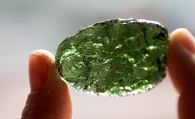 Těžbu vltavínů čeká veřejné projednávání, zároveň firmy myslí na vzácné yttrium