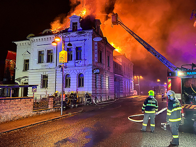 Požár zničil střechu bývalého hotelu Atrium ve Varnsdorfu, škoda je pět milionů
