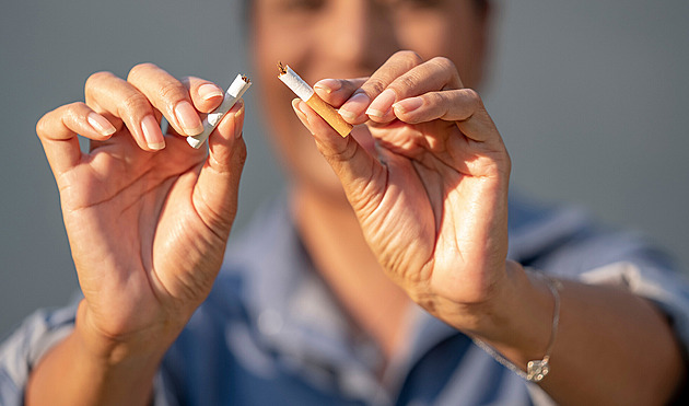 Tažení proti cigaretám pokračuje. Vadí už i filtry a chystá se omezení trafik