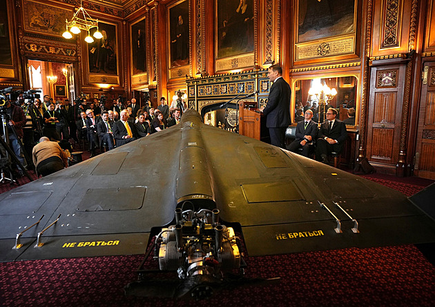 Ruský dron ve Westminsteru. Sikorski varoval před útoky v hloubi Evropy