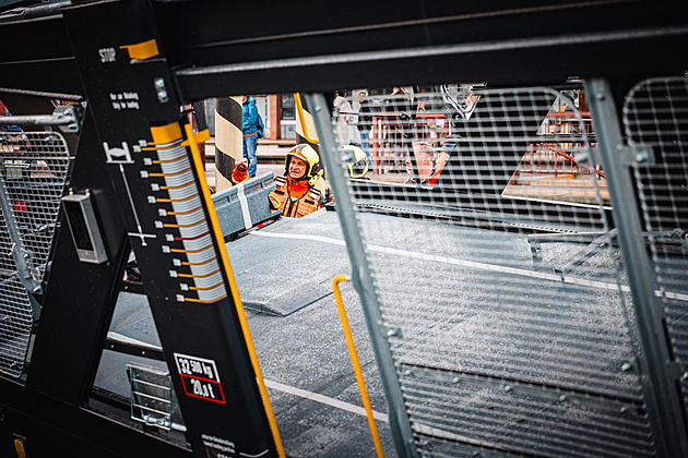 Hasiči v Kolíně vrátili poškozené vagony na koleje, může začít oprava trati