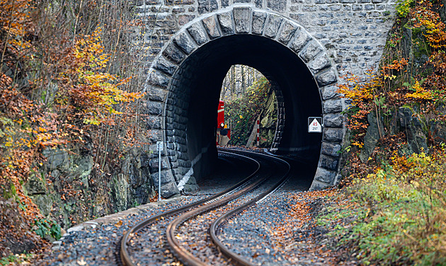 OBRAZEM: Rakušanka je zpět. Nejstrmější železnice v Česku svezla první cestující