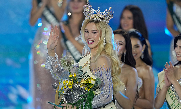 VIDEA TÝDNE: Spor o ukrajinskou vlajku, česká Miss Earth a výhrůžky vojákům