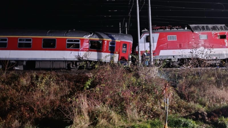 Železniční neštěstí: U Bratislavy se srazily dva vlaky. Na místě byly desítky zraněných