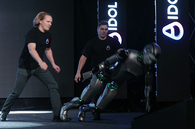 Ruský trapas. Nový robot se zřítil na pódiu, spěšně ho zakrývali plachtou