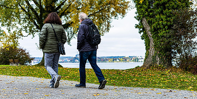 Chůze oddálí Alzheimera. Studie změřila, kolik kroků denně přidá kolik let