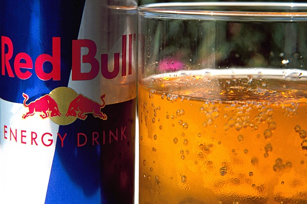Brusel zahájil vyšetřování Red Bullu. Vadí mu strategie s velikostí plechovek
