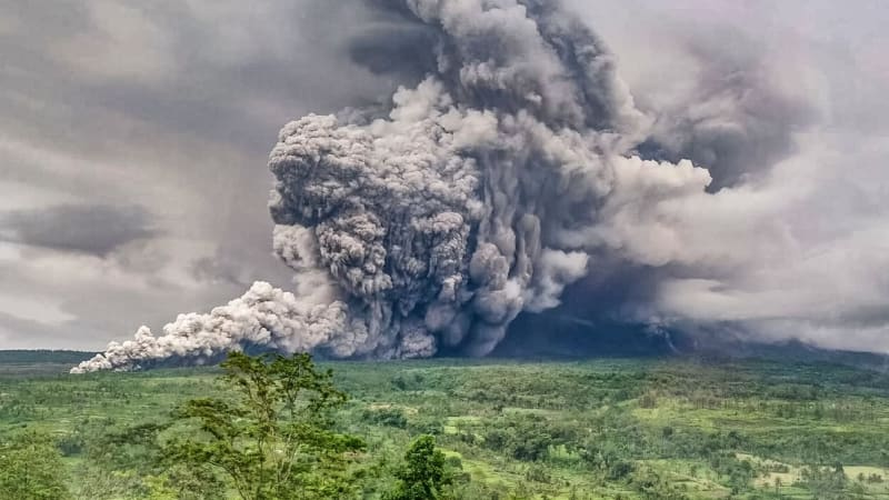 Výbuch sopky Semeru: Úřady vyhlásily evakuaci, záběry ukazují valící se žhavé mračno