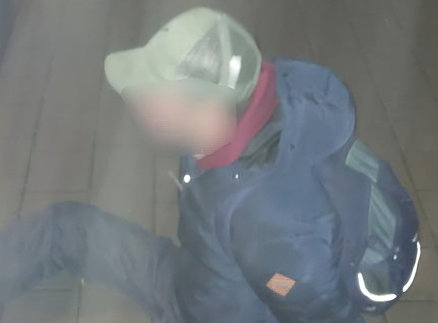 Kriminálník ozbrojený nožem přepadl benzinku, zaskočila ho odvážná žena s mopem