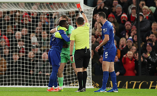 Bizarní červená. Fotbalista Evertonu udeřil spoluhráče, kouč překvapil: Líbilo se mi to