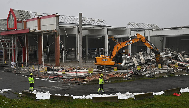 Symbol naivity 90. let. Ostrava bourá hobbymarket, nahradí ho justiční areál