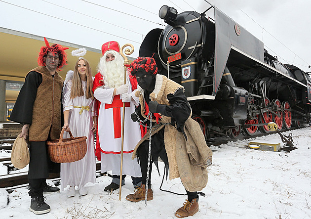 Mikulášská nadílka ve vlaku. Hodné děti dostanou dárečky, zlobivé uhlí